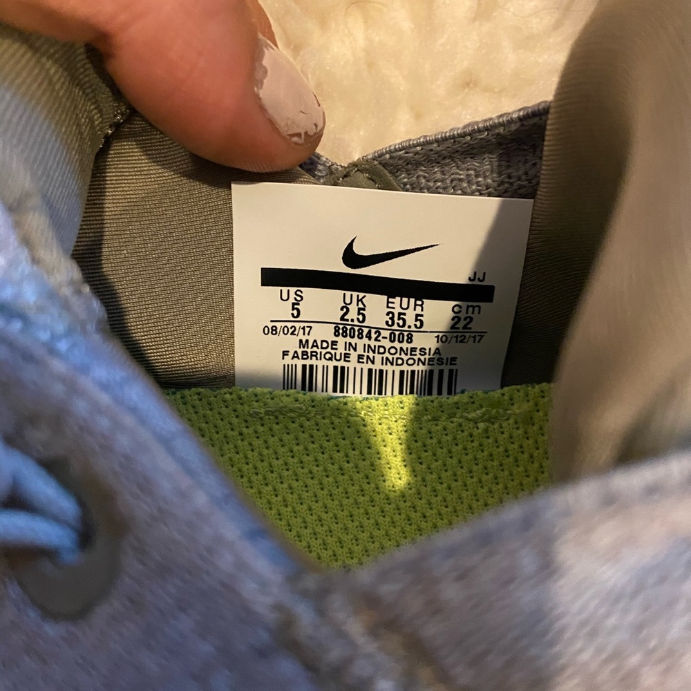 nike tennis shoes - Picture 4 of 4
